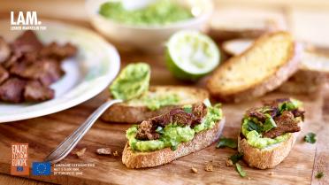 Crostini's met avocado en gekruid lam