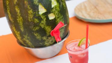 Zomercocktail: Watermeloen Mojito in een watermeloen vat