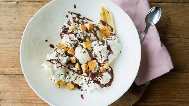 Banana split: chocolade, banaan en vanille-ijs