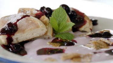 Luxe-ontbijt: American pancakes met yoghurt-sabayon en granolakrokantje 