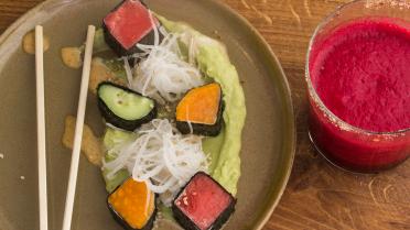 Veggie sushi met avocado en watermeloen en aardbeien-rodebietenslush
