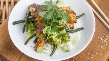 Aziatische kip met honing, rijst en broccoli