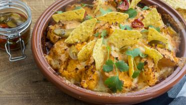 Ovenschotel 'chili con carne' met zoete aardappel, zure room en nacho's