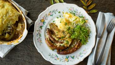 Ovenschotel met witloof, chipolata en witte kool-aardappelpuree