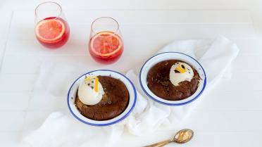 Chocoladegebakje met amandelvulling en yoghurtroomijs