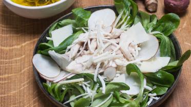 Salade van veldsla, kip, knolselder en aardpeer met kappertjesvinaigrette