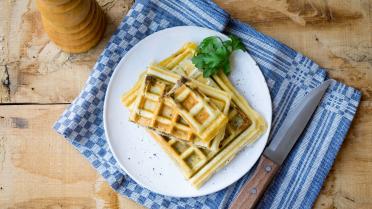 Gevulde wafels met tapenade en Manchego