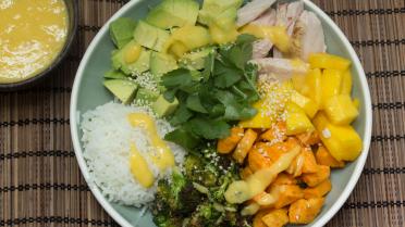 Buddha bowl met mango, zoete aardappel, broccoli en rijst
