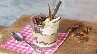 Vanille- en mokkapudding met pecannoten-chocoladecrunch