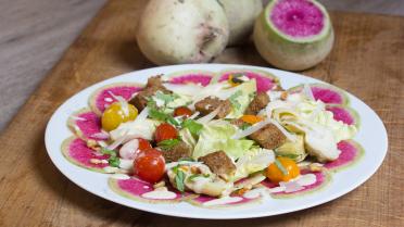 Carpaccio van red meat radijzen met yoghurtdressing en kerstomaatjes