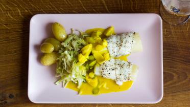 Tongschar met prei, spitskool, aardappelen en Blackwellsaus