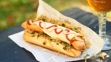Hot dog met kaas en ajuintjes