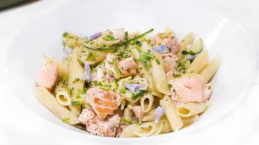 Penne rigate met zalm, courgettes en citroen