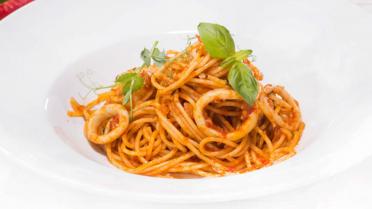 Spaghetti met inktvis en tomatensaus
