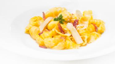 Gnocchi in saffraansaus met krokant spek