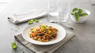 Spaghetti met basilicum-tomatensaus en gesauteerde groentjes