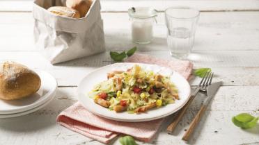Farfalle pastasalade met Pesto Genovese, gebraden kalkoen en rode paprika