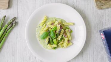 Fusilli pasta met asperges, pancetta en preisaus