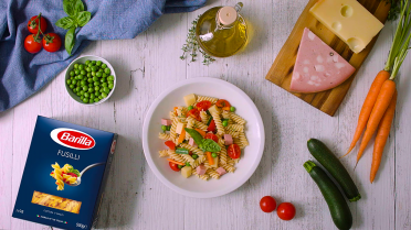 Zomerse pastasalade met mortadella en courgette