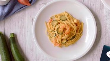 Linguine pasta met garnalen, courgette en saffraan