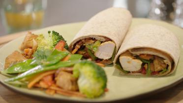 Wraps met wokgroenten en kalkoenblokjes Wraps met wokgroenten en kalkoenblokjes