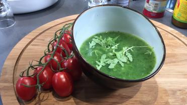 Soepje van courgette en rucola met tomaat en mozzarella