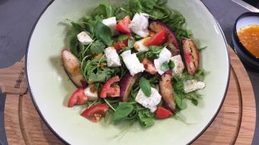 Salade met gegrilde nectarine, mozzarella en rucola
