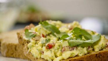 Eiersalade met bieslook en tomaat Eiersalade met bieslook en tomaat
