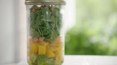 Salade met rucola, mango, avocado en gerookte zalm Salade met rucola, mango, avocado en gerookte zalm