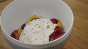Ricotta met munt, limoen en pruimen Ricotta met munt, limoen en pruimen