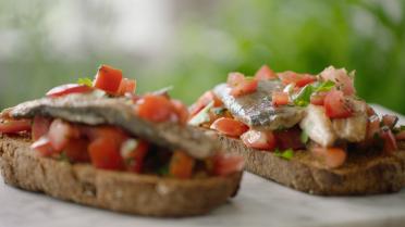 Bruschetta met sardines en tomaten 