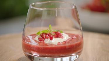 aardbeiencoulis met Griekse yoghurt en granaatappelpitten