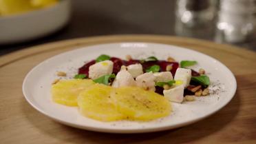 Carpaccio van rode biet, sinaasappel en geitenkaas