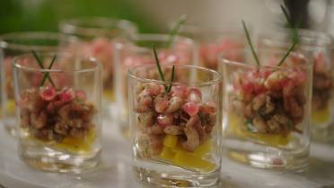 Glaasje van garnaal, mango en granaatappel Glaasje van garnaal, mango en granaatappel