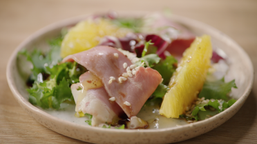 Hapje met eendenfilet, sinaasappel en jonge sla Hapje met eendenfilet, sinaasappel en jonge sla