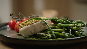 Kabeljauw uit de oven met kruidenkorst, asperges en zeekraal Kabeljauw uit de oven met kruidenkorst, asperges en zeekraal