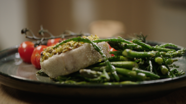 Kabeljauw uit de oven met kruidenkorst, asperges en zeekraal