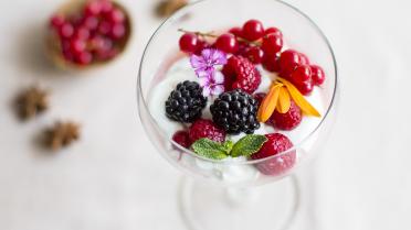 Dessertglaasje met yoghurt en rood fruit van Sandra Bekkari