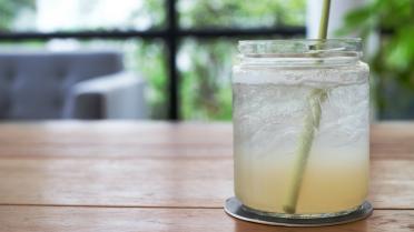 Mocktail met citroengras, gember en tonic
