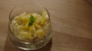 Gezonde rijstpap met kokosmelk en ananas Gezonde rijstpap met kokosmelk en ananas