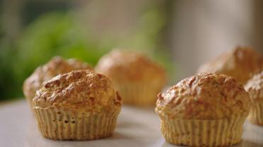 Hartige muffins met wortel en kaas