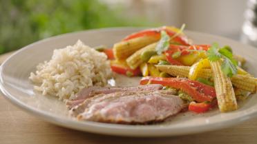 Gegrilde steak Tex-Mex met paprika, tuinbonen en lente-ui