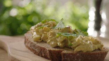 Gezonde kip-currysalade van Sandra Bekkari