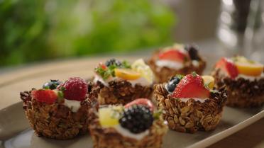 Granola cups met vanilleyoghurt en vers fruit