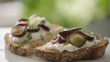 Toast met ricotta, druiven en rozemarijn Toast met ricotta, druiven en rozemarijn