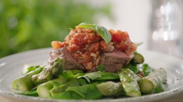 Filet pur met groene asperges en tomatenconcassé