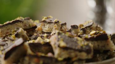 Marsepein met chocolade en pistachenoten Marsepein met chocolade en pistachenoten