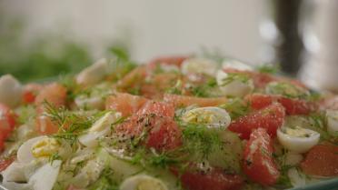 Salade van venk el, appel en pompelmoes met kwarteleitjes