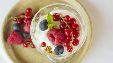 Trifle van rood fruit, yoghurt en granolacrumble van Sandra Bekkari