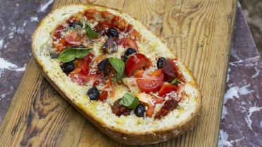 Koken op vuur: pizzabrood met chorizo en paprika